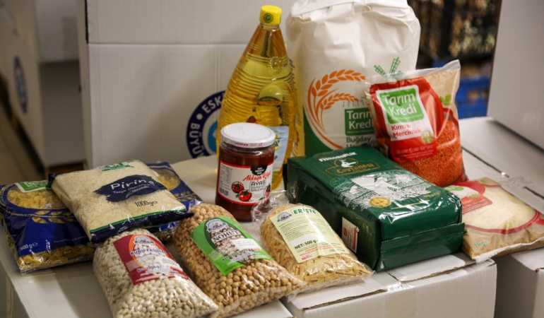Eskişehir büyükşehir belediyesi gıda kolileri ile hayırseverler ve ihtiyaç sahipleri arasında köprü oluyor 25 eskisehir-buyuksehir-belediyesi-sehir-paylasmaktir-ramazan-gida-kolisi