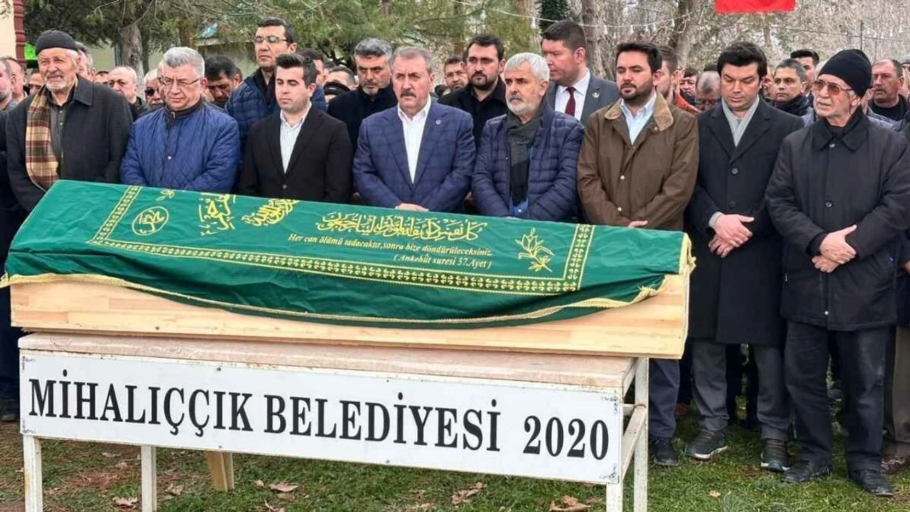 Ahmet sazak mihalıççık'ta son yolculuğuna uğurlandı 21 eskisehir-mihaliccic-ahmet-sazak-cenaze-toreni-metin-nurullah-sazak-mustafa-destici