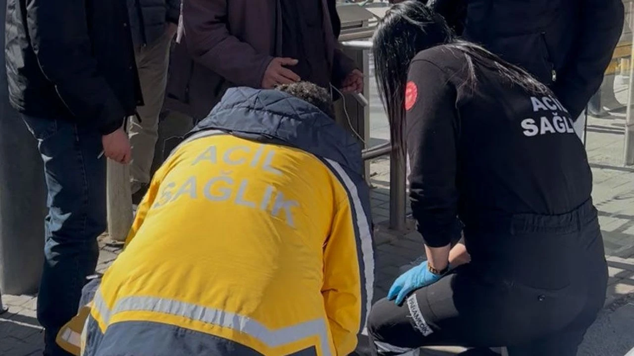 eskisehirde-tramvay-duraginda-yasli-insana-darp-iddiasi-genc-sahis-gozaltina-alindi