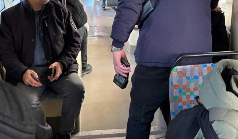 Eskişehir’de toplu taşımada sıkı denetim 22 eskisehirde-tramvaya-kacak-binenlere-yonelik-denetimler-suruyor-iste-uygulanan-ceza-miktari (1)