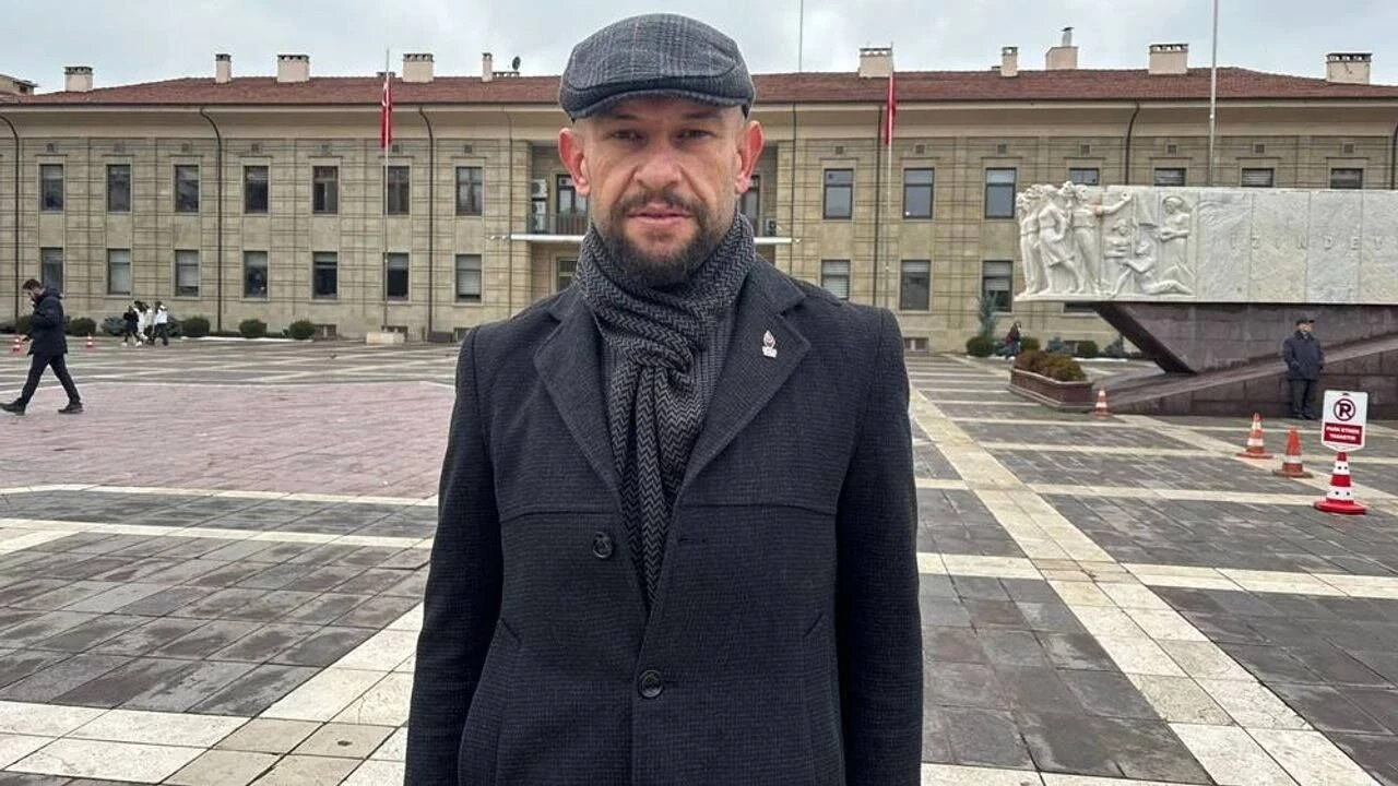 Eskişehir’de AK Parti’nin iftar çadırında Atatürk'e hakaret: Hasan Demir’den sert tepki 5 hasan-demir-eskisehirde-en-dusuk-emekli-ayligini-degerlendirdi-emekli-kiraya-ezdiriliyor