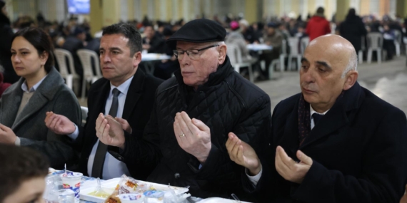 Kazım kurt emek mahallesi sakinleriyle iftar sofrasında buluştu 10 odunpazari-belediye-baskani-kazim-kurt-emek-mahallesi-iftar-programi
