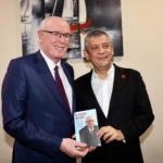 odunpazari-belediye-baskani-kazim-kurt-ozgur-ozel-kitap-takdimi