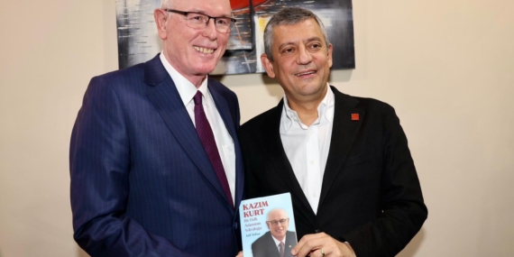 odunpazari-belediye-baskani-kazim-kurt-ozgur-ozel-kitap-takdimi