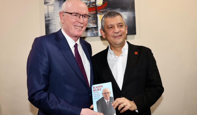 odunpazari-belediye-baskani-kazim-kurt-ozgur-ozel-kitap-takdimi