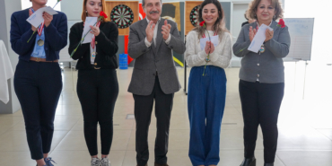 tepebasi-belediye-baskani-ahmet-atac-kadin-personel-dart-turnuvasi-odul-toreni