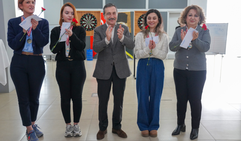 tepebasi-belediye-baskani-ahmet-atac-kadin-personel-dart-turnuvasi-odul-toreni